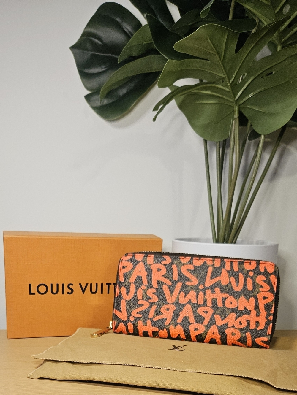 🚨SALE🚨 Louis Vuitton Limited Edition Grafitti Monogram Zippy Wallet ✨️ - Picture 2 of 13